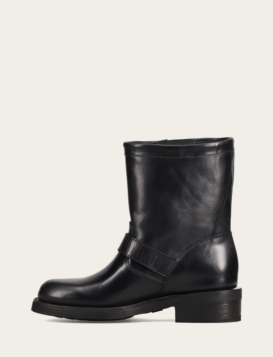 Frye Deals - Women's Black Viv Short Engineer Boot